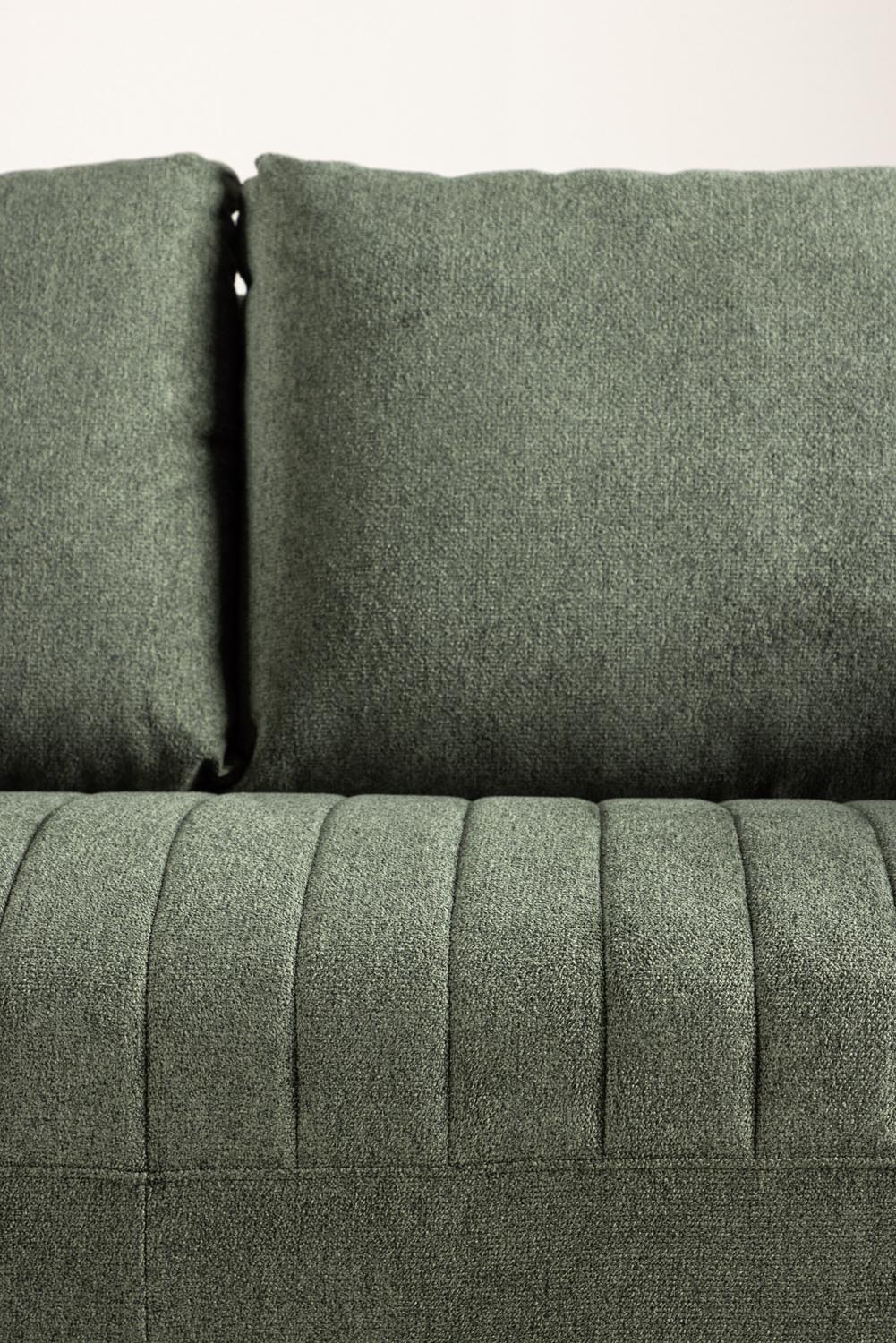 Indigo 2-Seat Sofa in Schwarz Grün präsentiert im Onlineshop von KAQTU Design AG. 2er Sofa ist von Venture Home