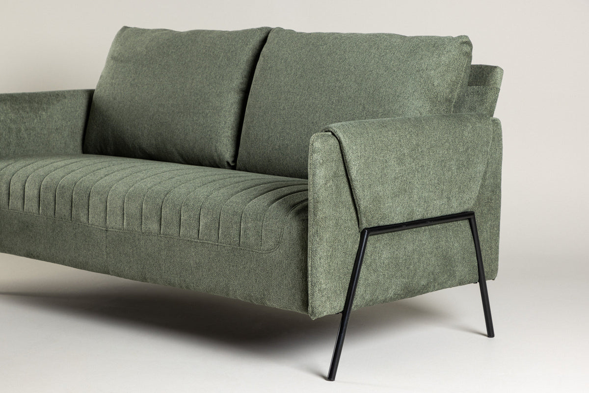 Indigo 2-Seat Sofa in Schwarz Grün präsentiert im Onlineshop von KAQTU Design AG. 2er Sofa ist von Venture Home