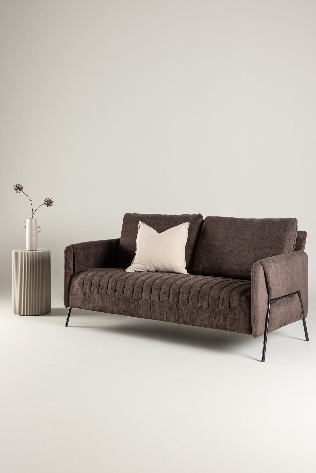 Indigo 2-Seat Sofa in Schwarz Braun präsentiert im Onlineshop von KAQTU Design AG. 2er Sofa ist von Venture Home