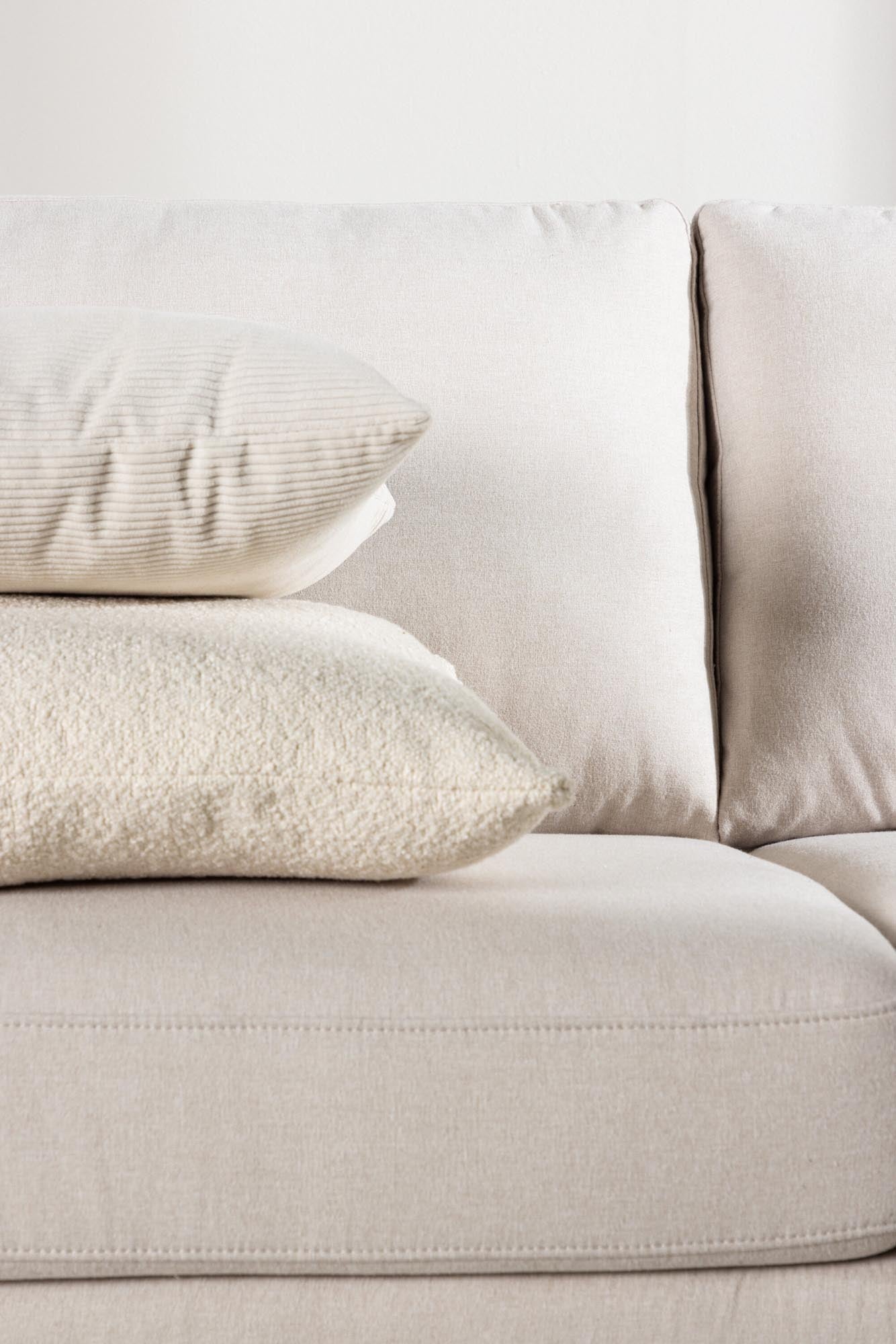 Elegantes Sky 3-Sitzer Sofa von Venture Home für zeitlose Eleganz.