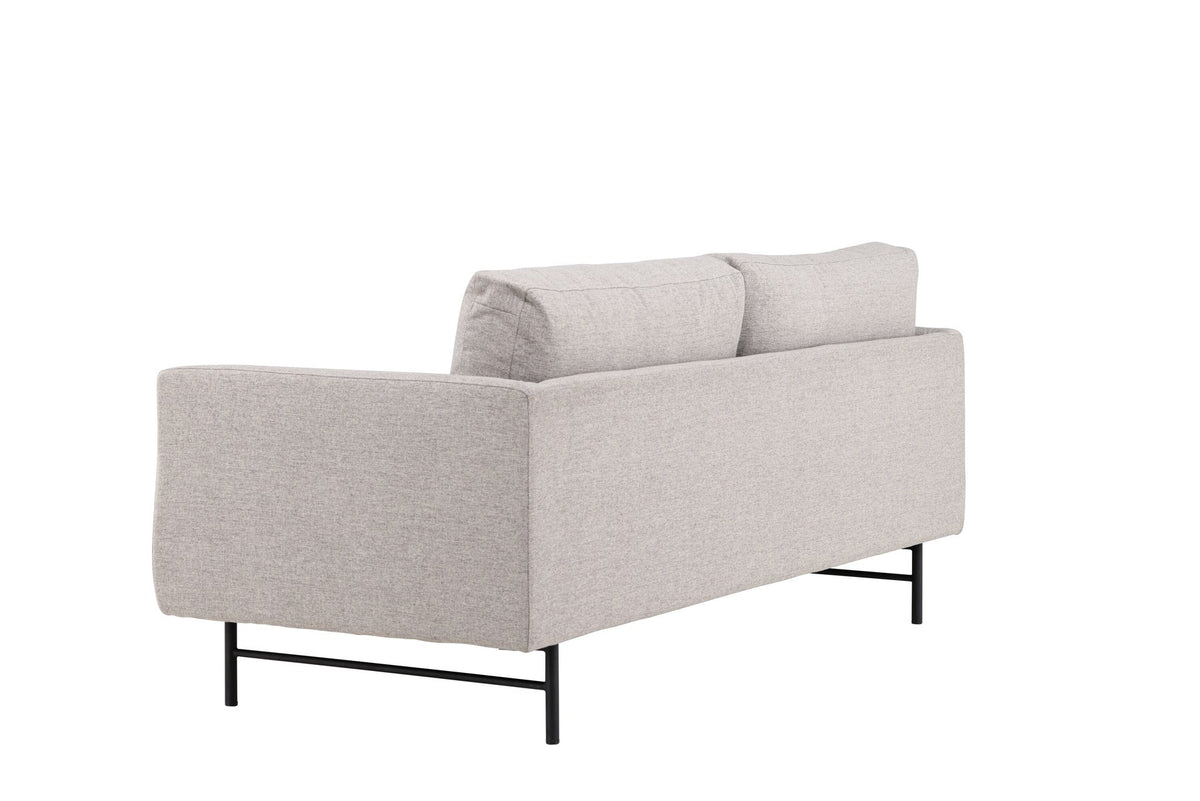 Braunes 3er Sofa Sky von Venture Home mit schwarzen Stahlbeinen, Polsterung aus Polyester und Schaumstoff, inklusive Kissen.