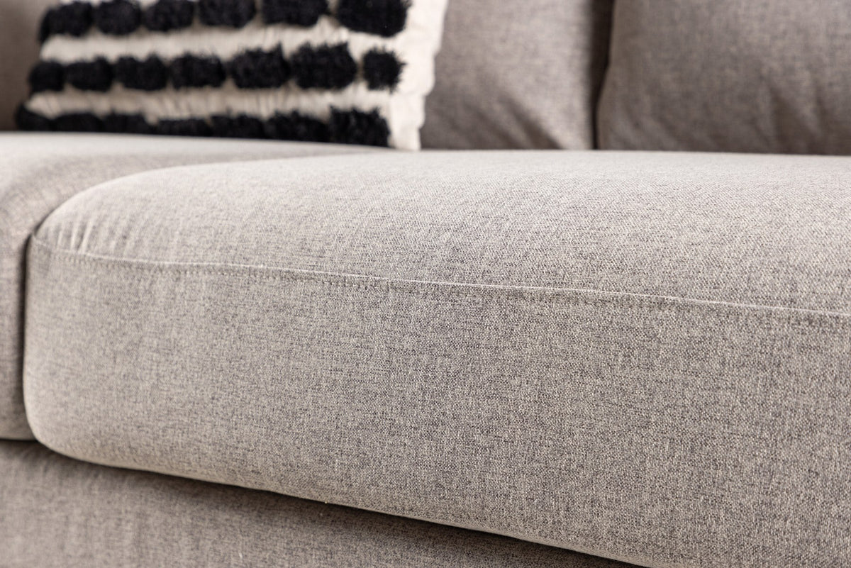 Braunes 3er Sofa Sky von Venture Home mit schwarzen Stahlbeinen, Polsterung aus Polyester und Schaumstoff, inklusive Kissen.