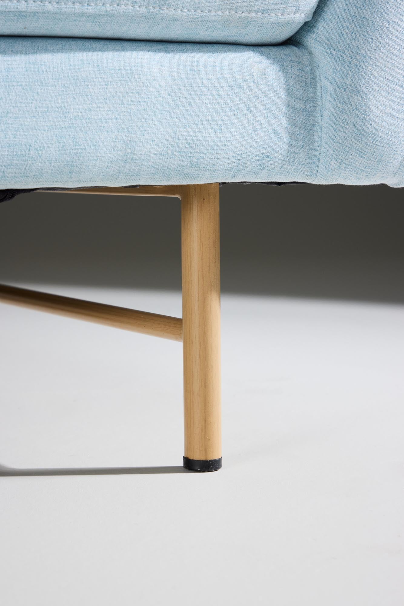 Das Sky 3-Sitzer Sofa von Venture Home kombiniert zeitgemässen Stil mit gemütlichem Komfort für Ihr Zuhause.