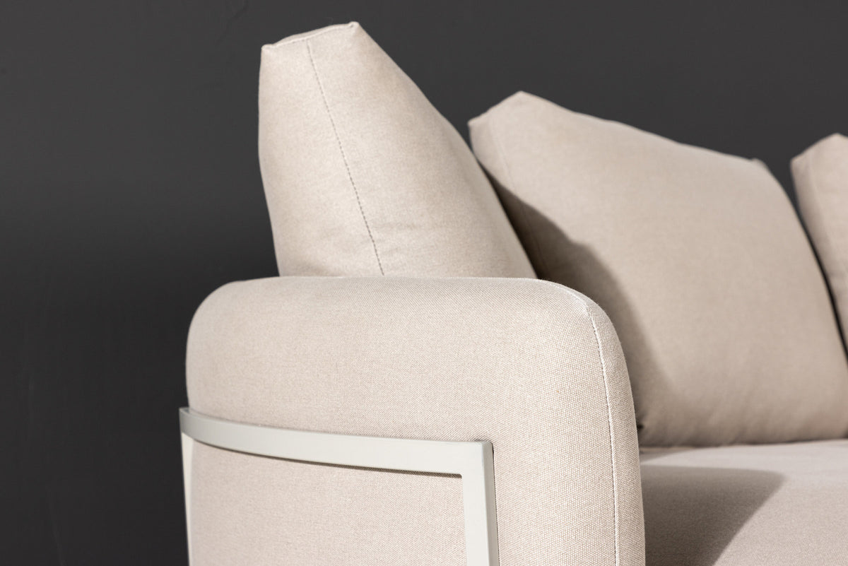 Stellar 4-Seat Sofa in Beige präsentiert im Onlineshop von KAQTU Design AG. 4er Sofa ist von Venture Home