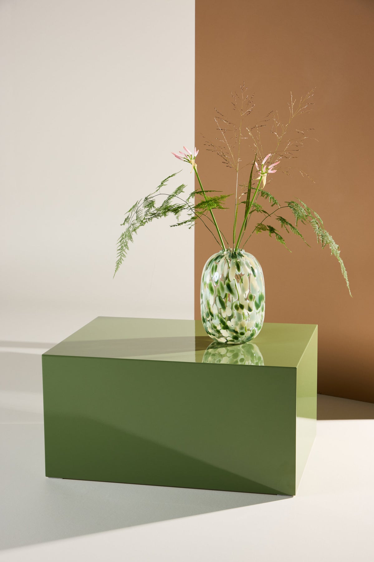 York Sofatisch in Dunkelgrün präsentiert im Onlineshop von KAQTU Design AG. Beistelltisch ist von Venture Home
