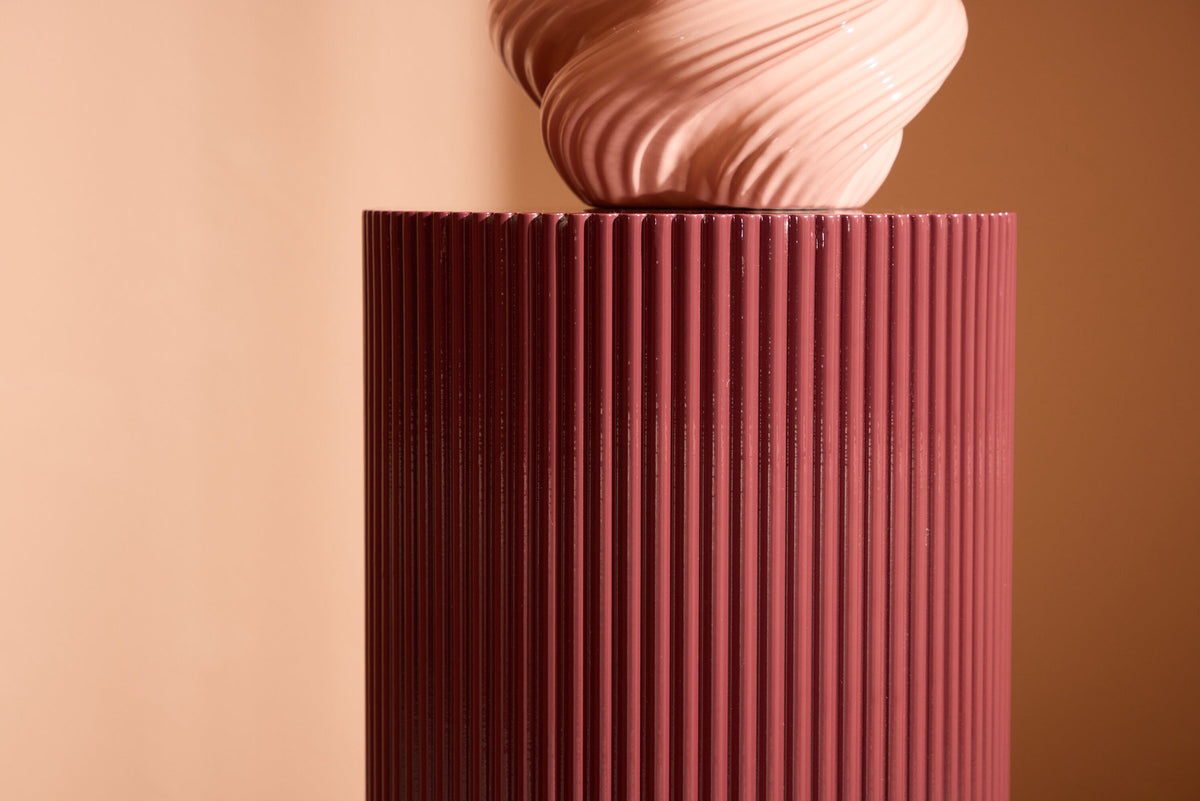 Lenox Beistelltisch in Burgund präsentiert im Onlineshop von KAQTU Design AG. Beistelltisch ist von Venture Home