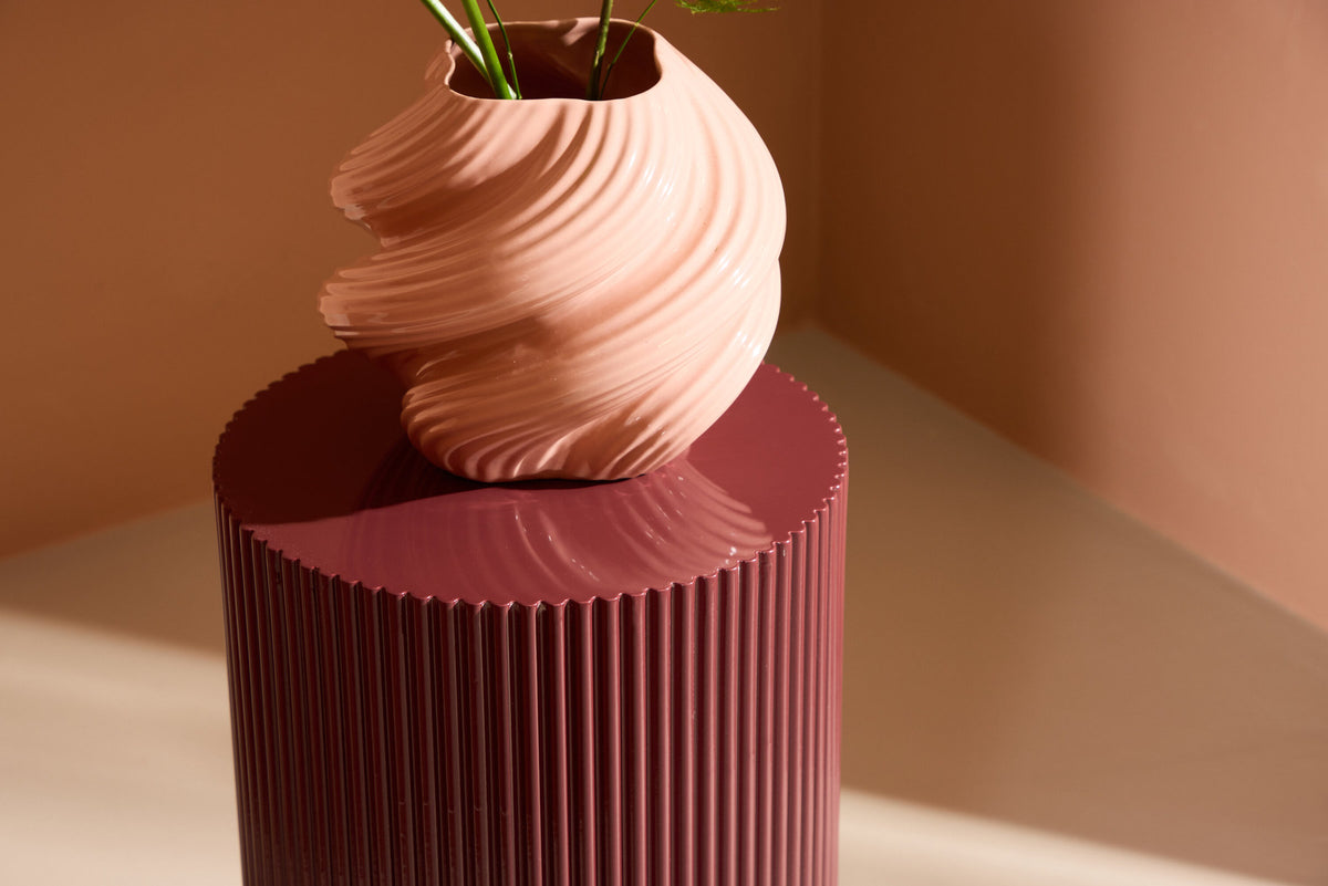Lenox Beistelltisch in Burgund präsentiert im Onlineshop von KAQTU Design AG. Beistelltisch ist von Venture Home