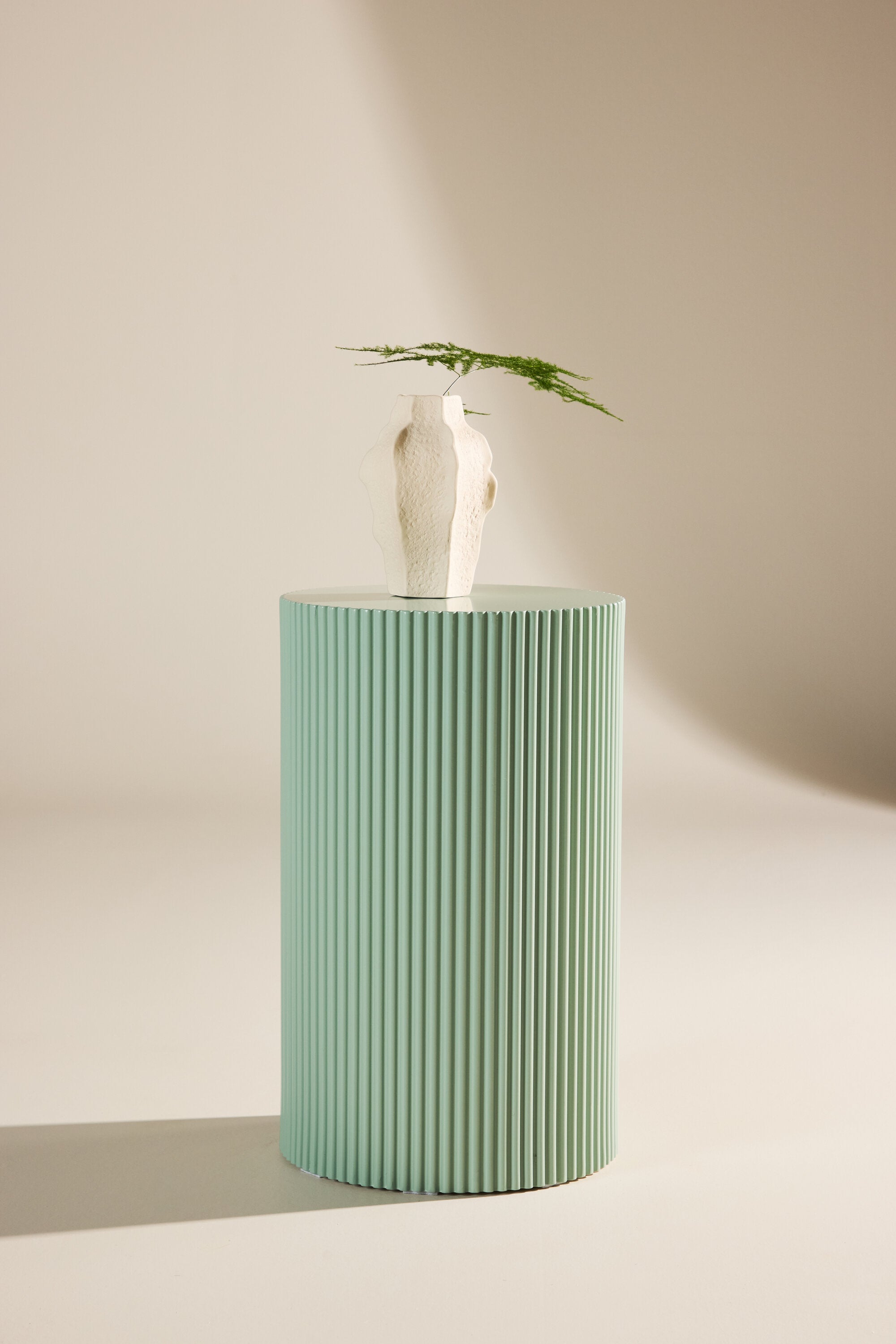Lenox Beistelltisch in Hellgrün präsentiert im Onlineshop von KAQTU Design AG. Beistelltisch ist von Venture Home