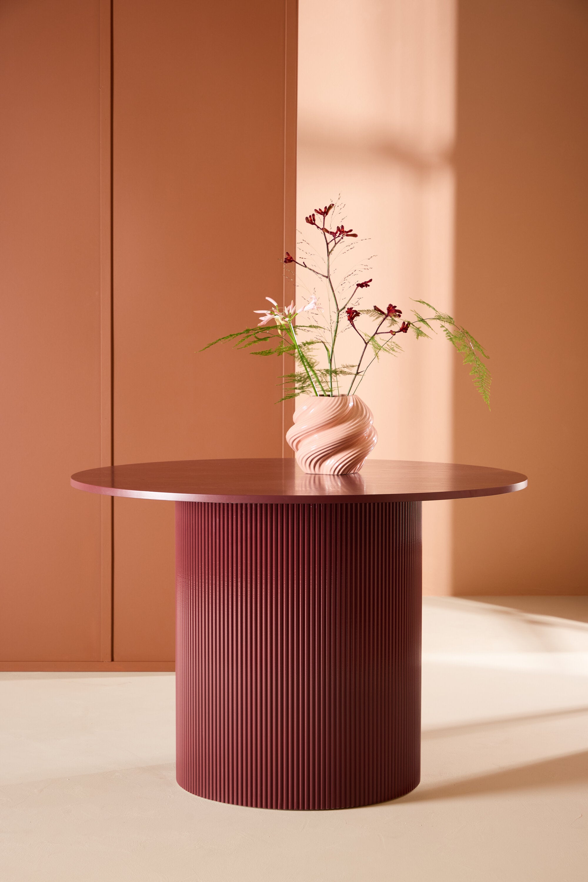 Lenox Esstisch in Burgund präsentiert im Onlineshop von KAQTU Design AG. Esstisch ist von Venture Home