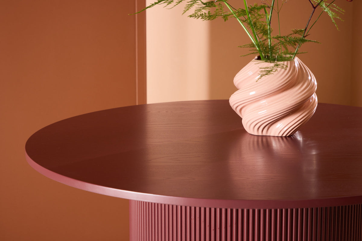 Lenox Esstisch in Burgund präsentiert im Onlineshop von KAQTU Design AG. Esstisch ist von Venture Home