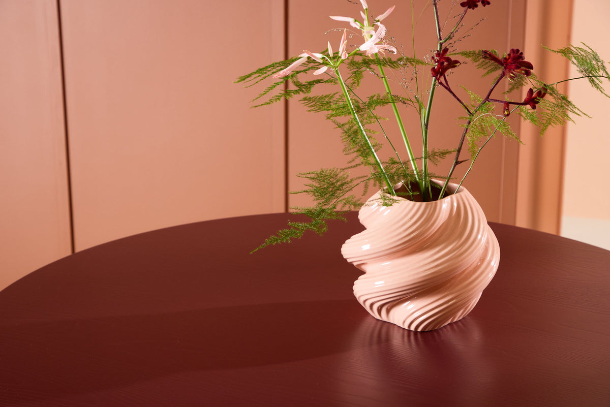 Lenox Esstisch in Burgund präsentiert im Onlineshop von KAQTU Design AG. Esstisch ist von Venture Home