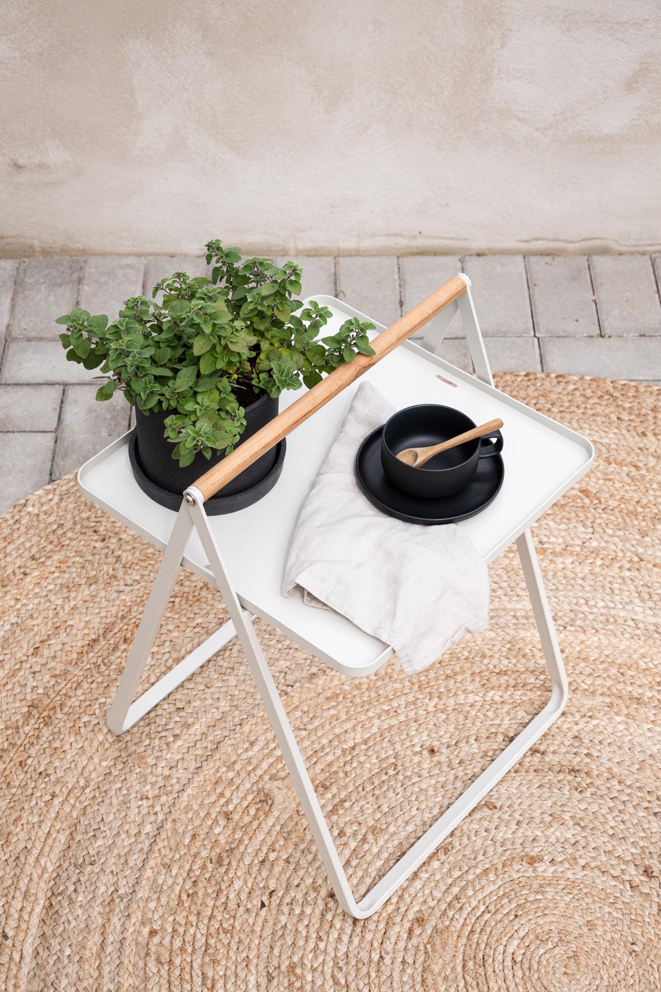 Eleganter Clarin Beistelltisch von Venture Home für Gartenfreunde.