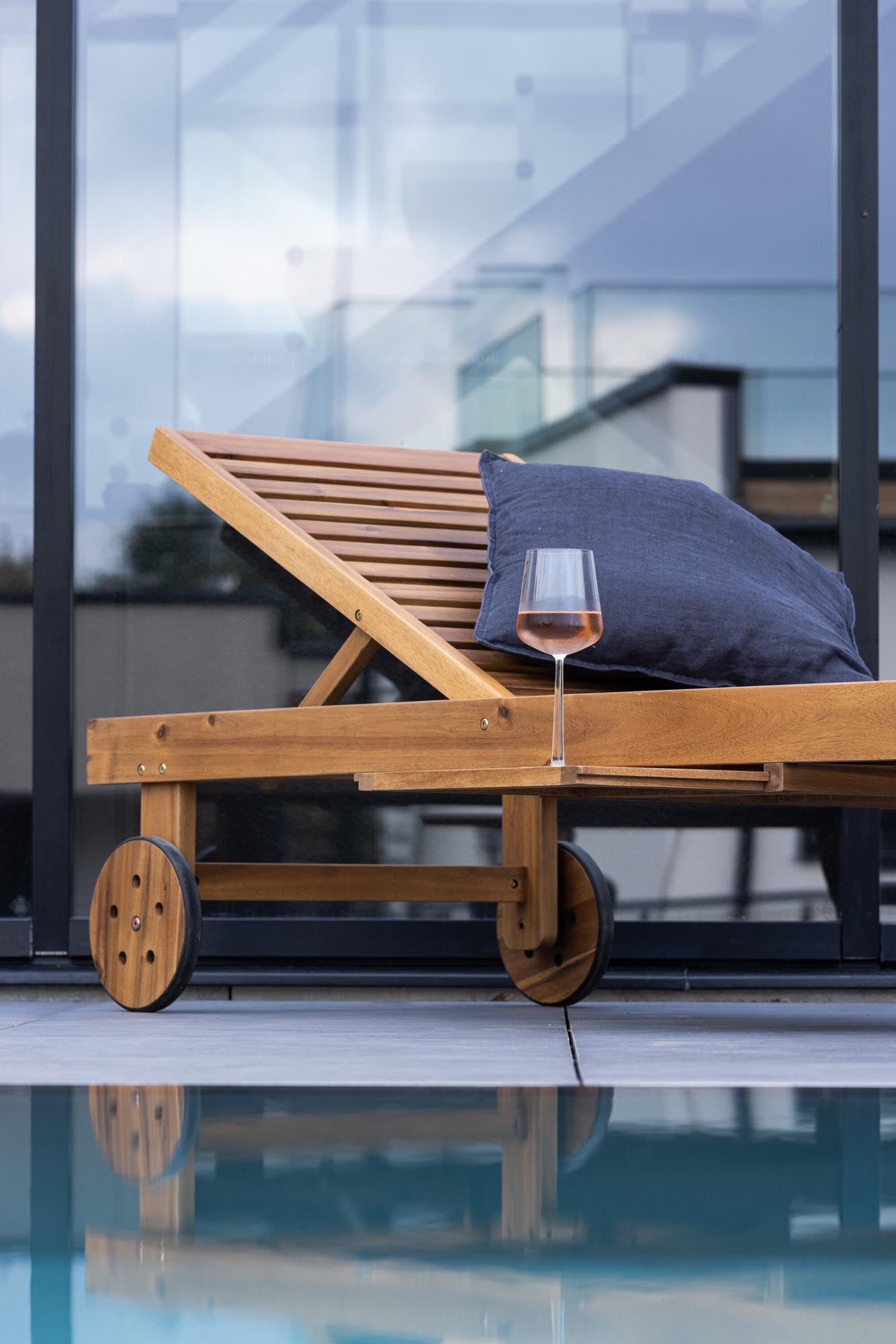 Luzon Sonnenliege: Modernes Design für luxuriöse Outdoor-Momente.