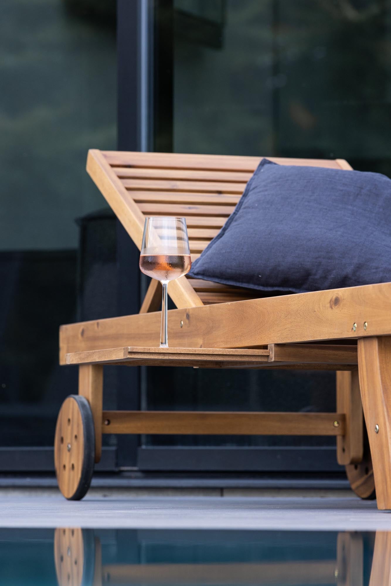 Luzon Sonnenliege: Elegante Komfortoase für Ihren Garten.