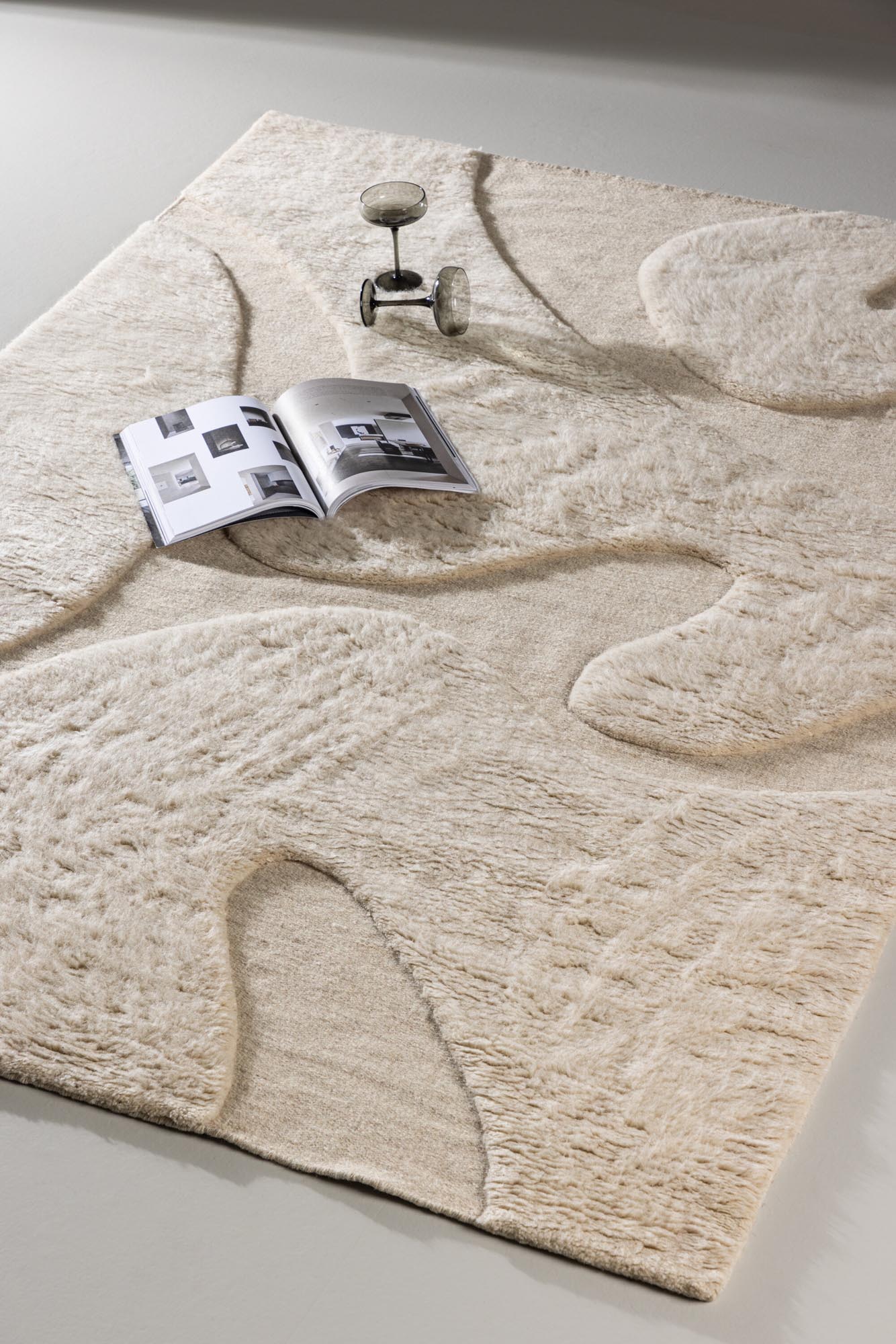 Boone Teppich: Stilvolle Beige-Töne für ein gemütliches Ambiente.