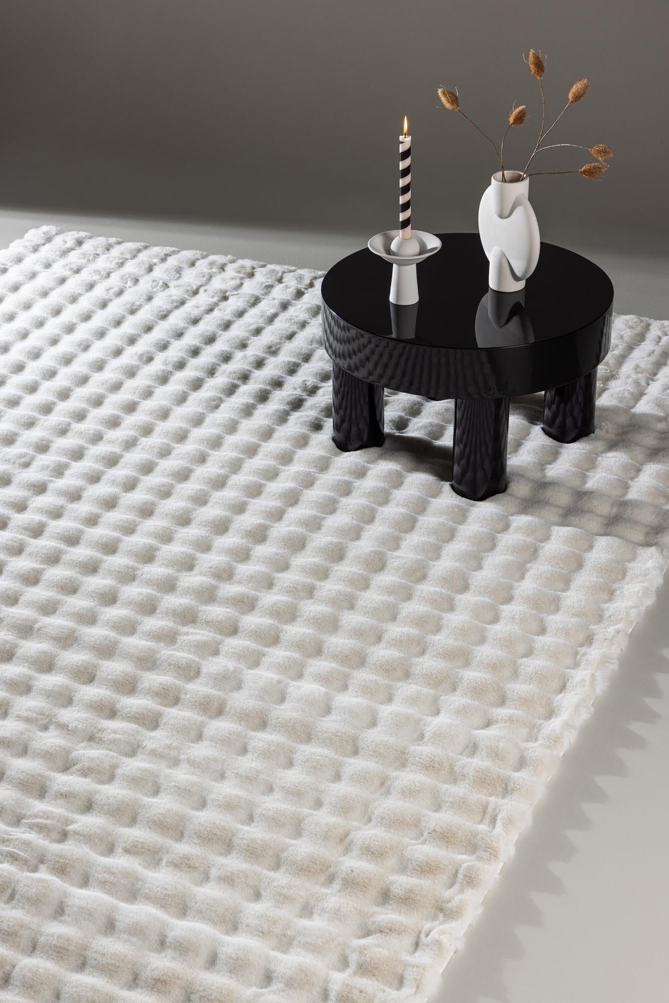 Eleganter Novis Teppich von Venture Home für moderne Wohnräume.