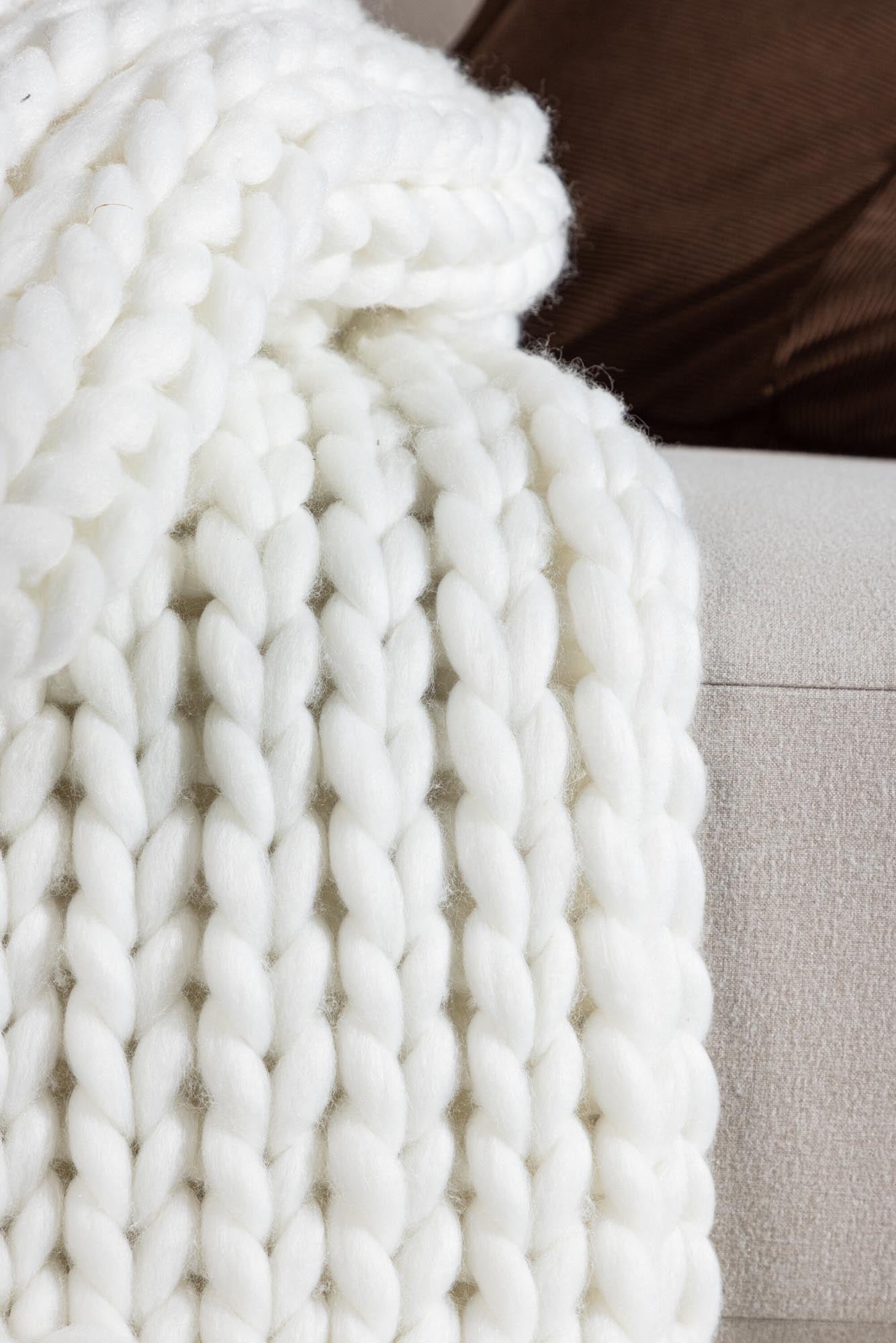 Elegante KATE Decke 130x170 cm in reinem Weiss von Venture Home.