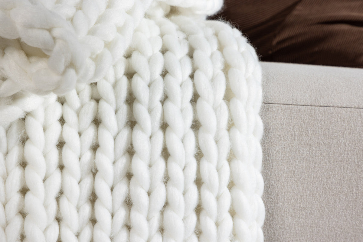 KATE 130x170 Blanket in Weiss präsentiert im Onlineshop von KAQTU Design AG. Wolldecke ist von Venture Home