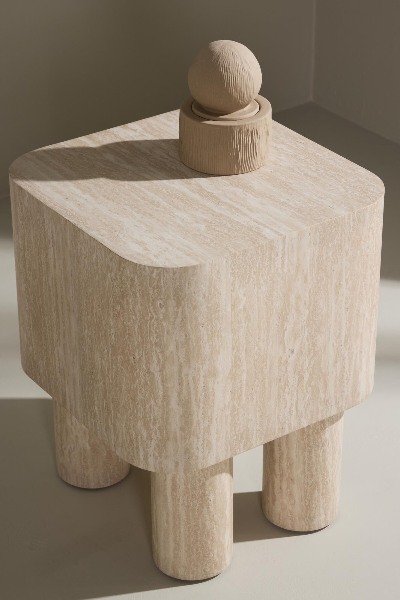 Eleganter Klirou Beistelltisch 40x40 von Venture Home, perfekt für moderne Wohnräume, mit zeitlosem Design und klarer Ästhetik.