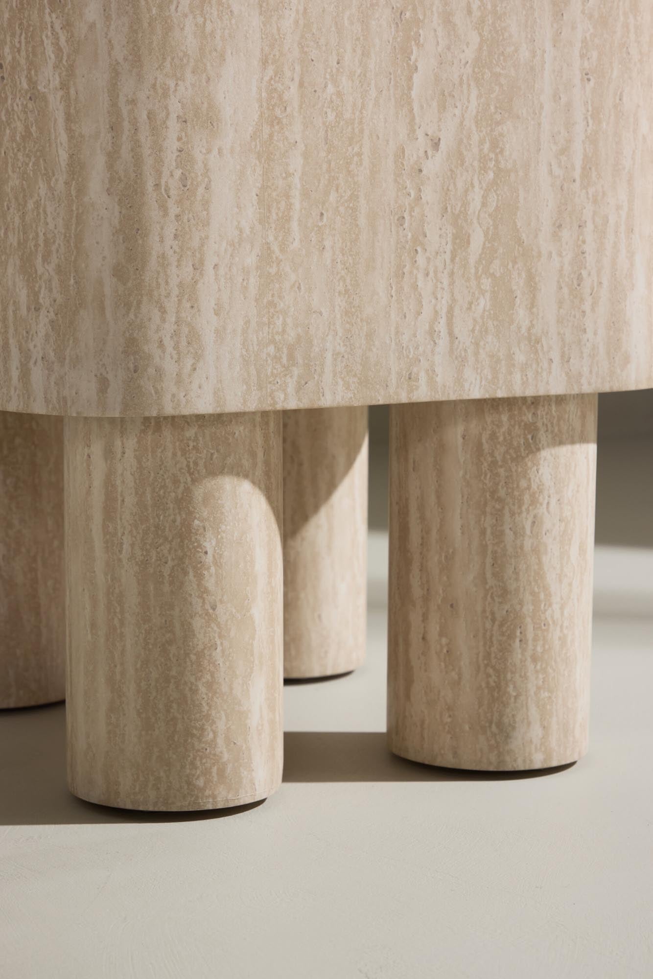 Eleganter Klirou Beistelltisch 40x40 von Venture Home, perfekt für moderne Wohnräume, mit klaren Linien und zeitlosem Design.