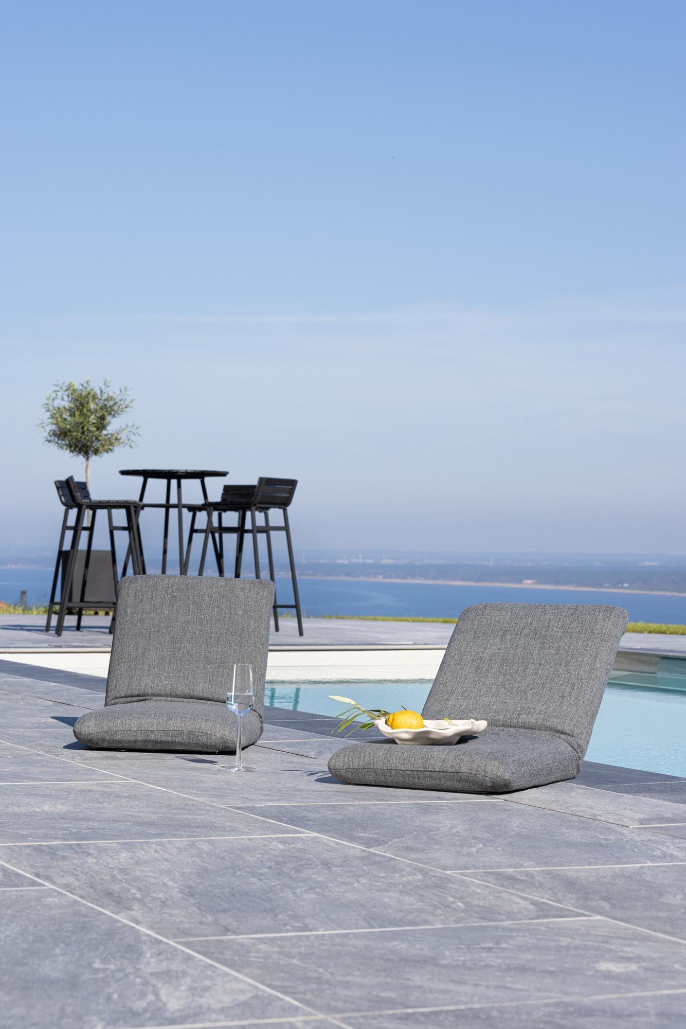 Luxuriöse Trond Sonnenliege: Ihr Rückzugsort im Gartenparadies.