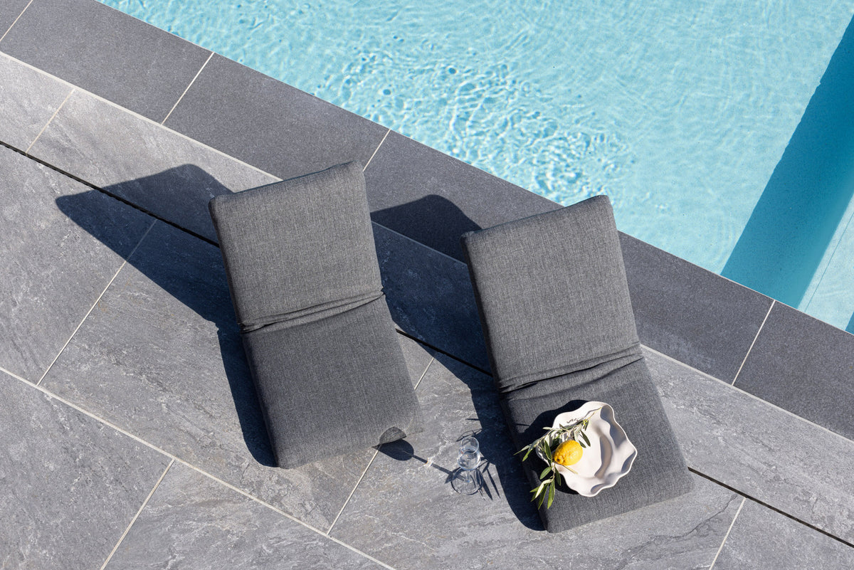 Trond Sonnenliege in Grau präsentiert im Onlineshop von KAQTU Design AG. Liegestuhl ist von Venture Home