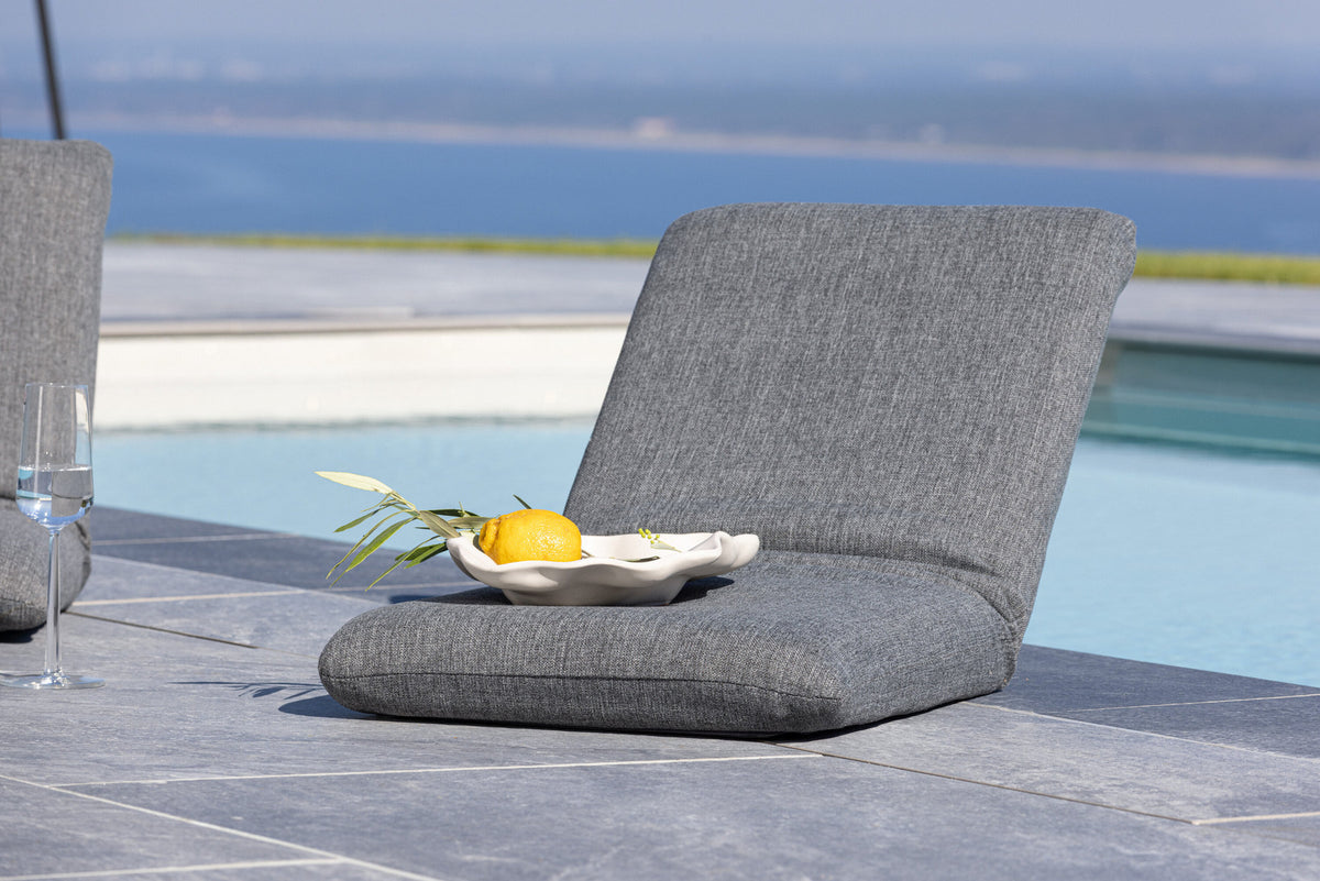 Trond Sonnenliege in Grau präsentiert im Onlineshop von KAQTU Design AG. Liegestuhl ist von Venture Home