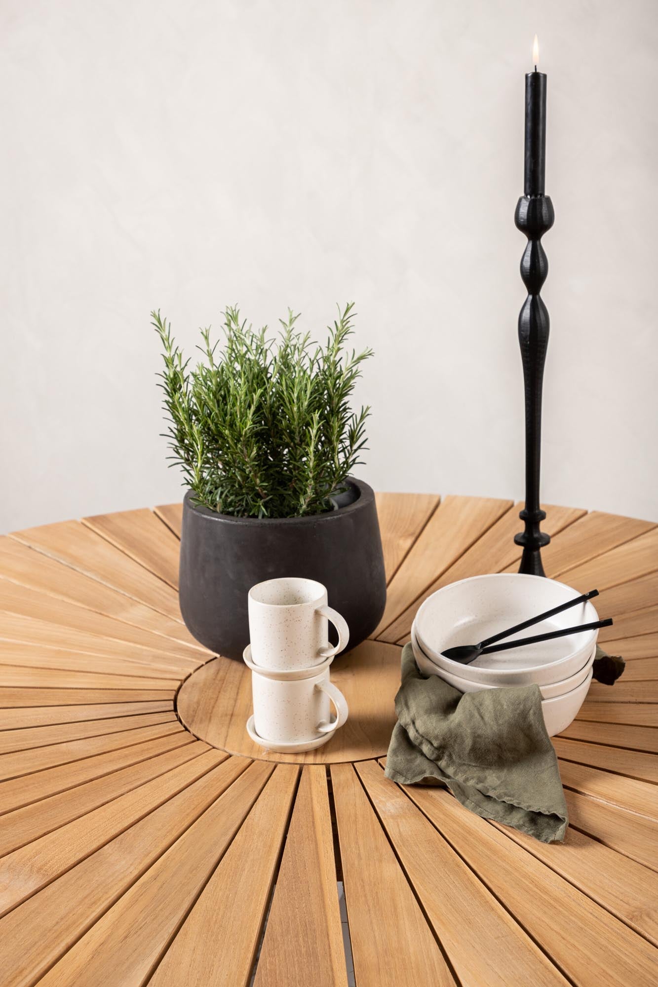 Entdecken Sie den Mexiko Gartentisch von Venture Home: Stilvoller Esstisch aus langlebigem Teakholz mit stabilem Metallgestell für unvergessliche Gartenmomente.