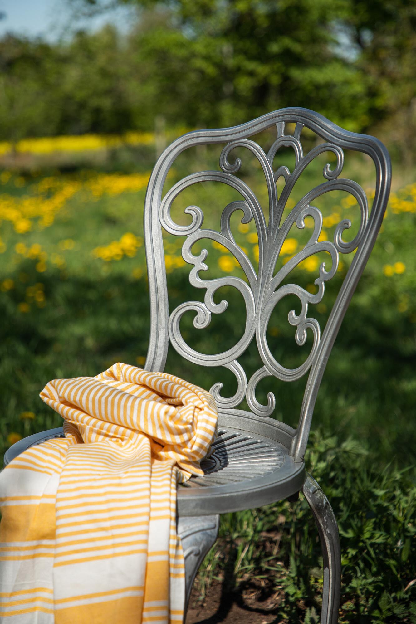 Charmantes Nandin Café Outdoorset: Robustes Aluminium, nostalgische Optik, ideal für entspannte Momente im Freien. Perfekt für jeden Außenbereich.