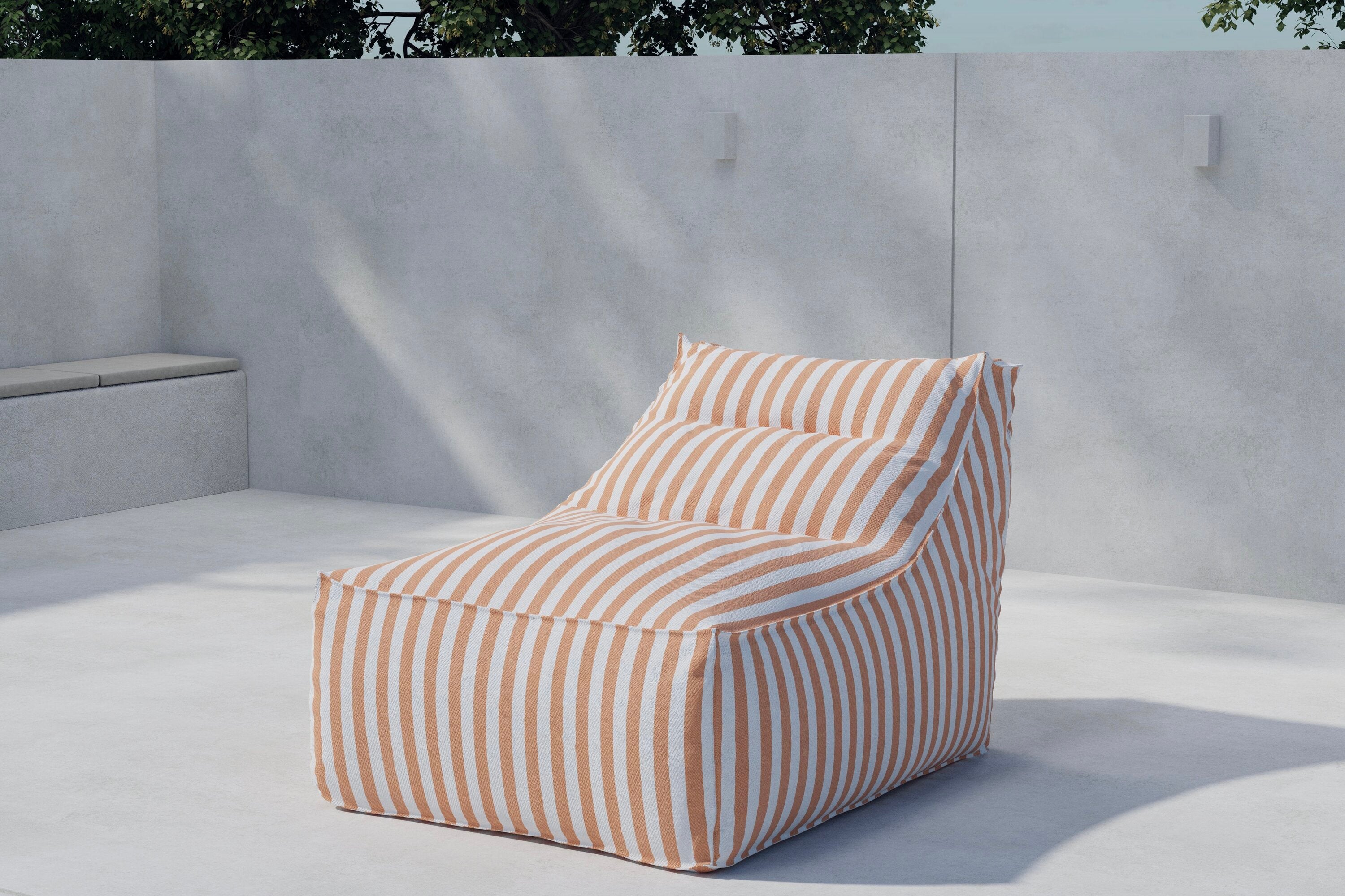 Eleganter Redang Liegestuhl in sanften Pfirsichtönen, ideal für entspannte Stunden im Freien, erhältlich bei KAQTU Design AG.
