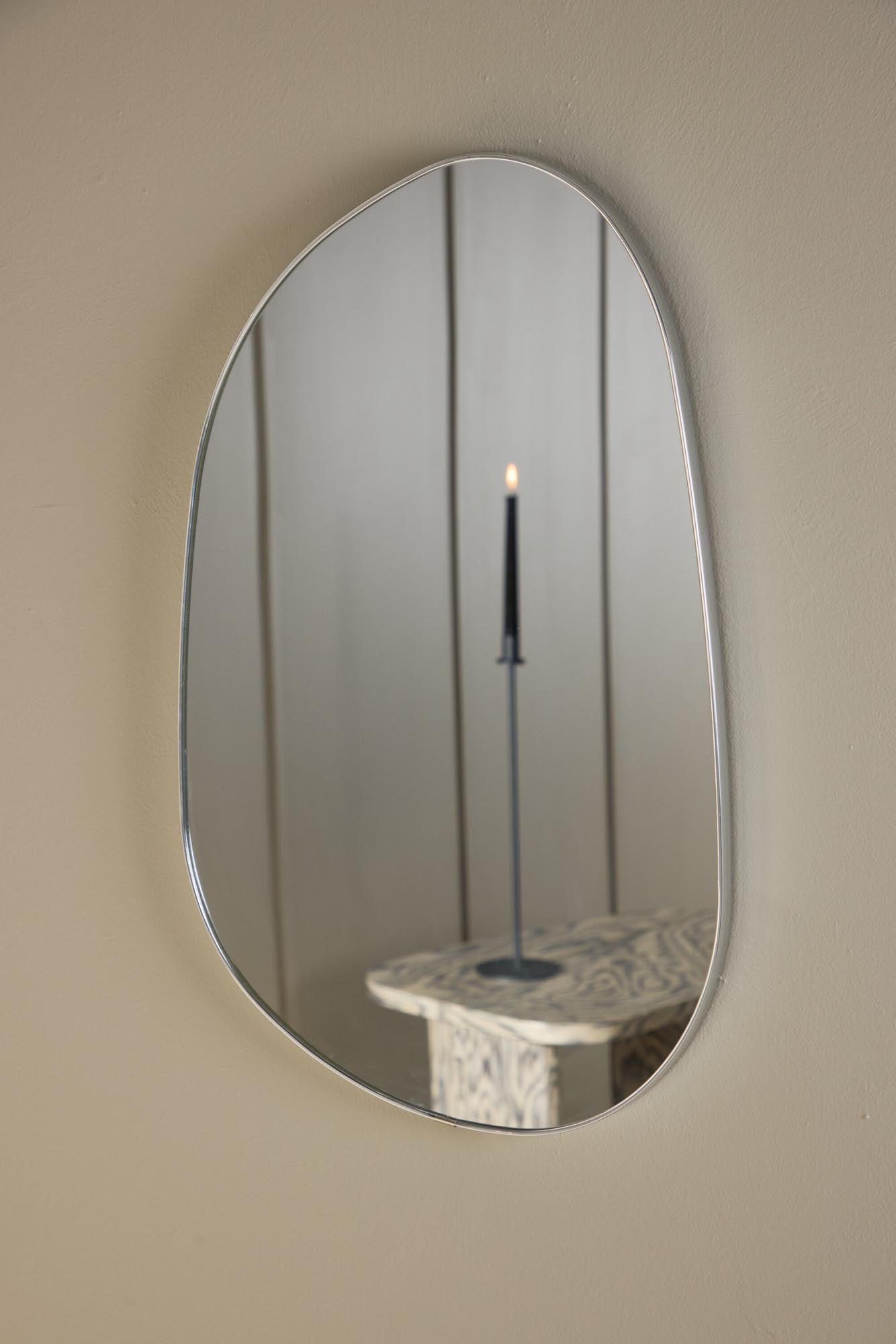 Der Askersund Spiegel Small von Venture Home vereint modernes Design und praktische Funktionalität, perfekt für stilvolle Akzente in jedem Raum.