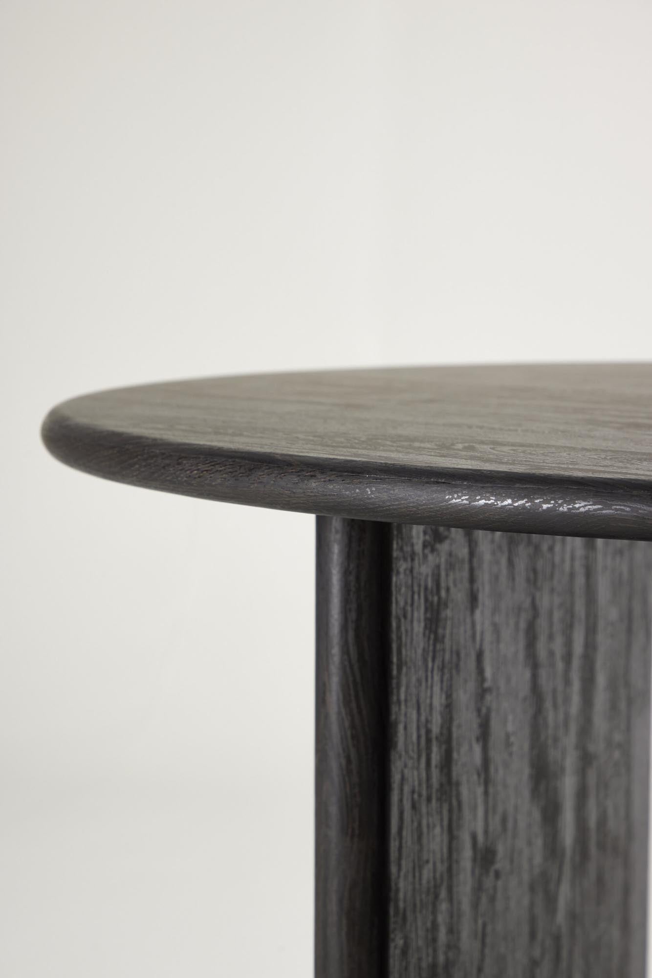 Erleben Sie den Björholmen Esstisch ⌀120 von Vind – ein stilvolles, platzsparendes Möbelstück, das Komfort und Eleganz in Ihr Zuhause bringt.