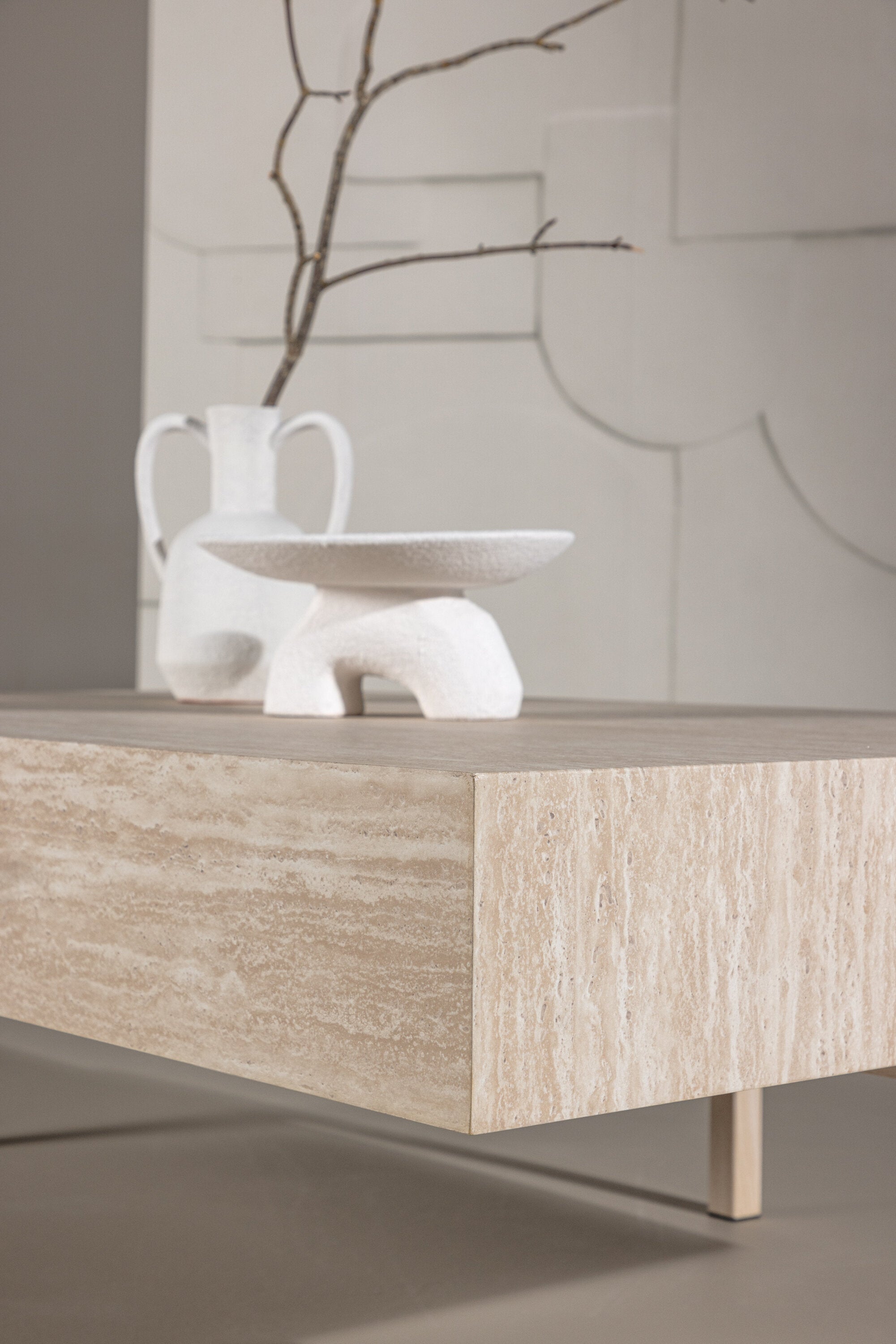 Vadholmen Sofatisch 76x130 in Travertine look präsentiert im Onlineshop von KAQTU Design AG. Beistelltisch ist von Vind