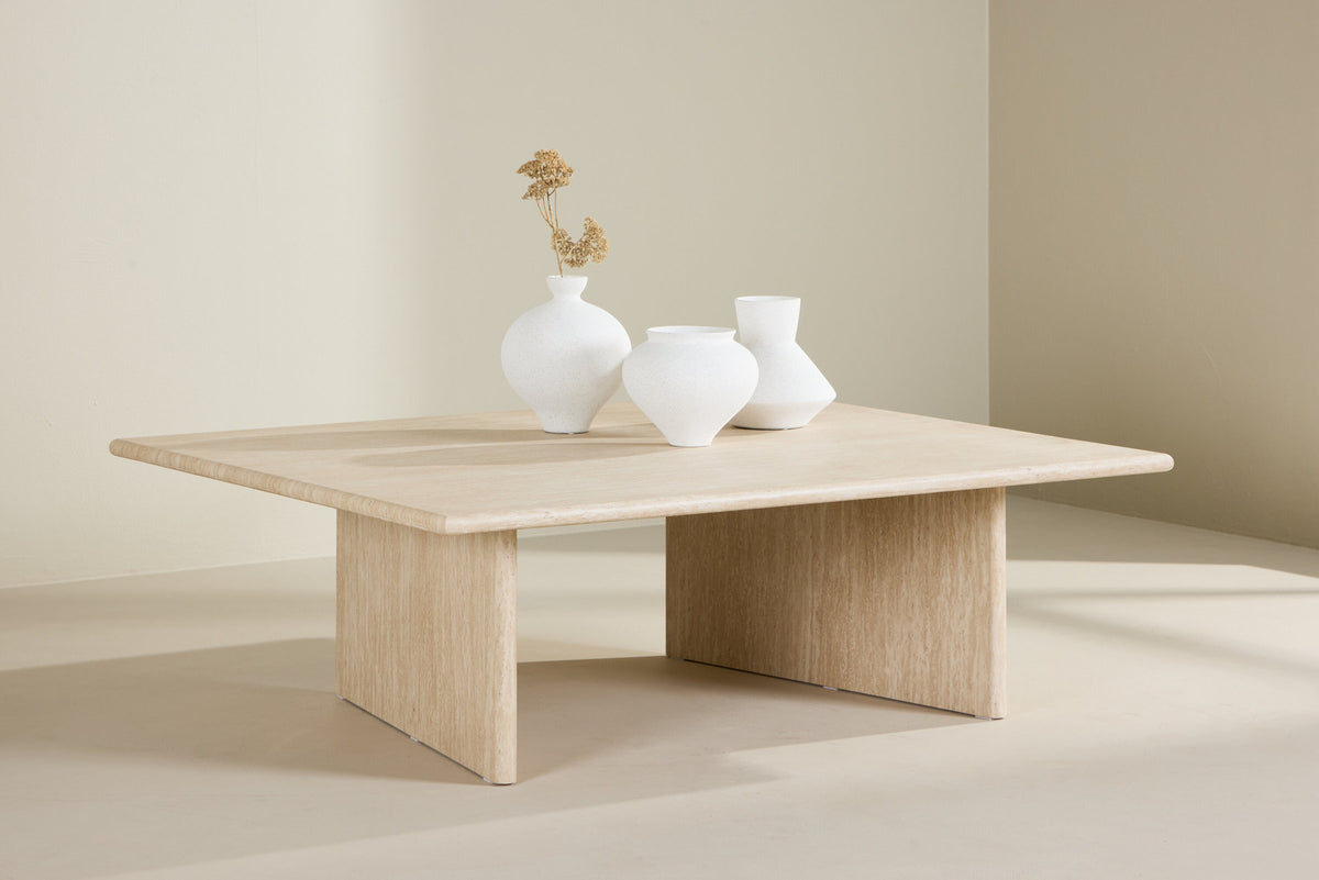 Skagen Sofatisch 100x120 in Travertine look präsentiert im Onlineshop von KAQTU Design AG. Beistelltisch ist von Vind