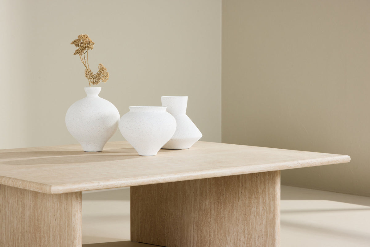 Skagen Sofatisch 100x120 in Travertine look präsentiert im Onlineshop von KAQTU Design AG. Beistelltisch ist von Vind
