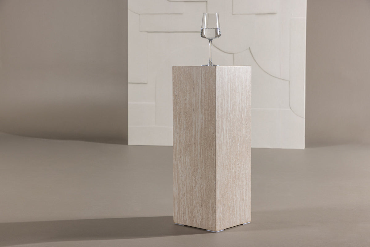 Ramsvik Sockel in Travertine look präsentiert im Onlineshop von KAQTU Design AG. Beistelltisch ist von Vind
