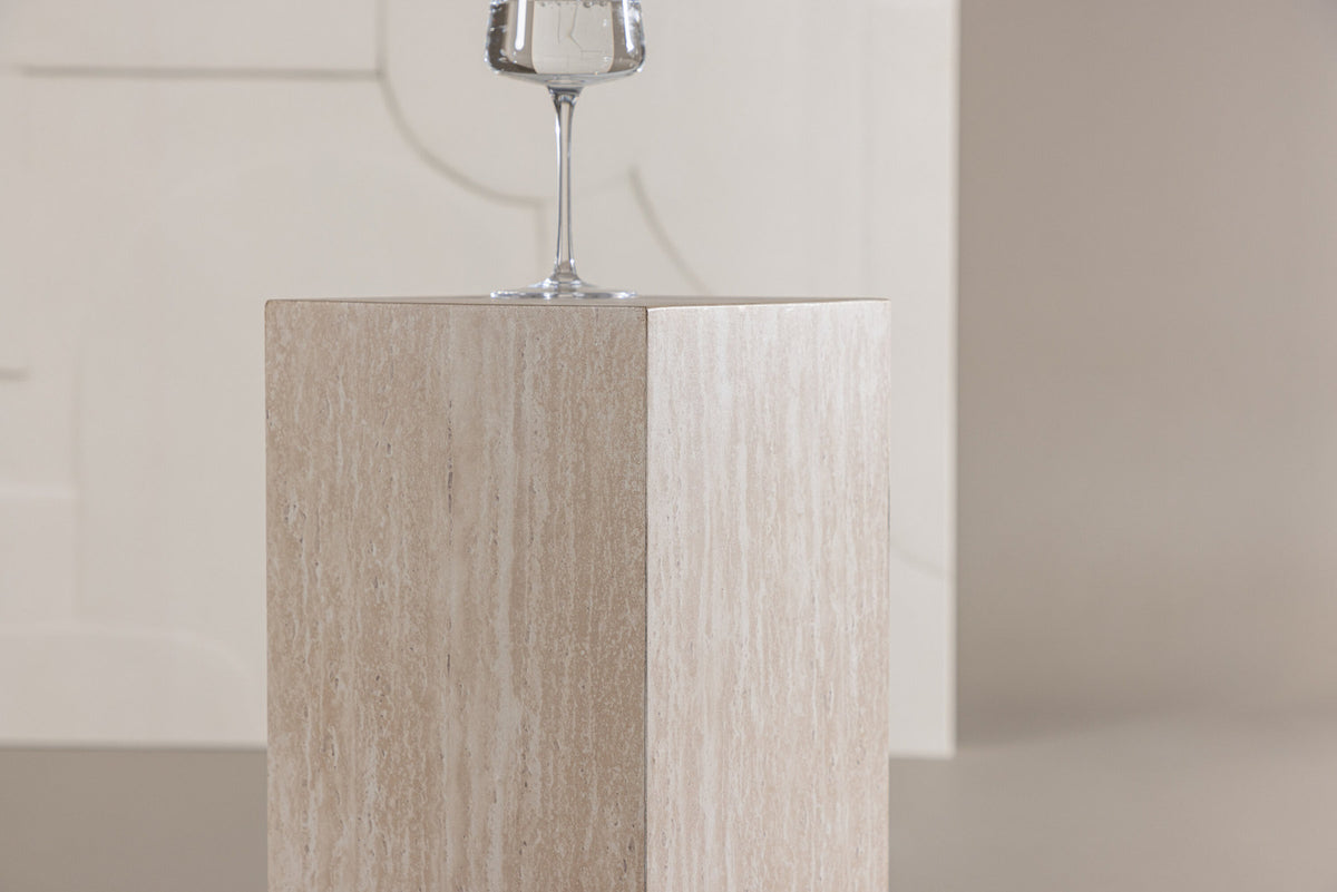 Ramsvik Sockel in Travertine look präsentiert im Onlineshop von KAQTU Design AG. Beistelltisch ist von Vind