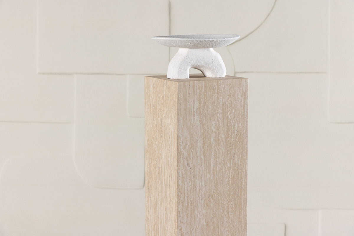 Ramsvik Sockel in Travertine look präsentiert im Onlineshop von KAQTU Design AG. Beistelltisch ist von Vind