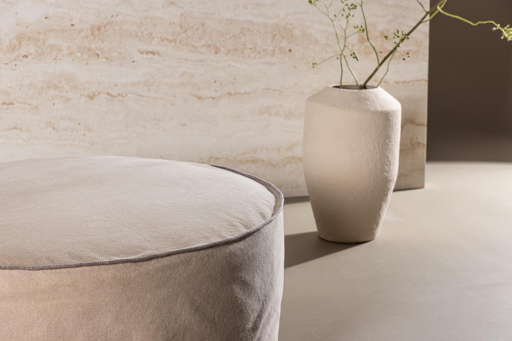 Der Vindö Ottoman ⌀101 ist ein vielseitiges Möbelstück, das Stil und Komfort vereint. Ideal als Sitzgelegenheit oder Ablage in jedem Zuhause.