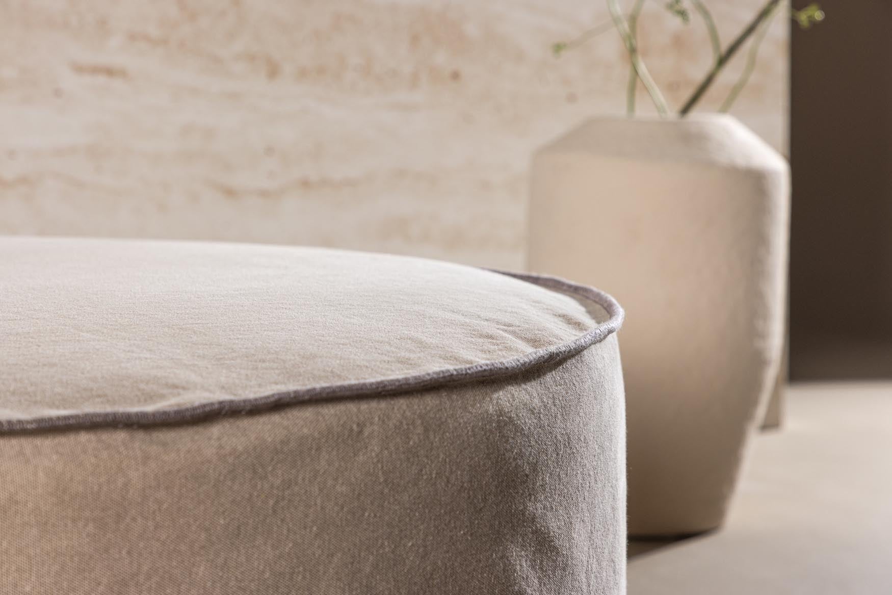 Der Vindö Ottoman ⌀101 kombiniert elegantes Design mit Funktionalität. Perfekt als Fußablage oder zusätzlicher Sitzplatz in jedem Raum.