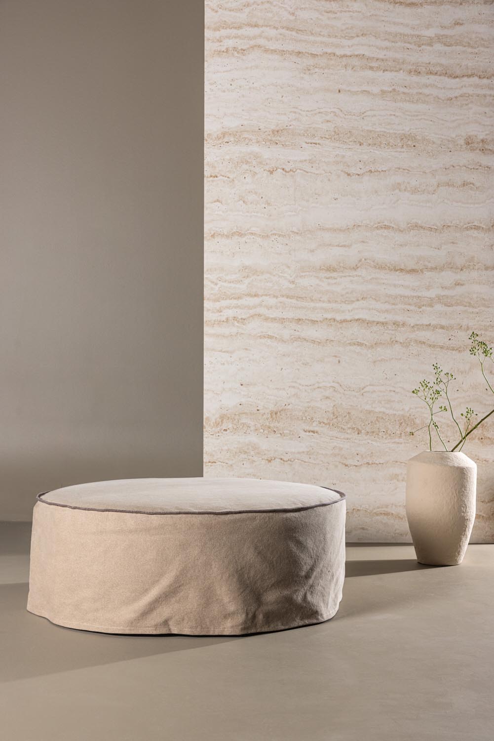 Vindö Ottoman ⌀101 in Brown Linen präsentiert im Onlineshop von KAQTU Design AG. Ottoman ist von Vind