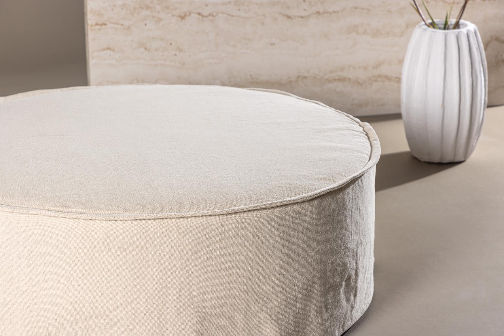 Vindö Ottoman ⌀101: Stilvolles Möbelstück für jeden Raum, ideal als Sitzgelegenheit oder Ablage. Hochwertige Materialien und zeitloses Design.