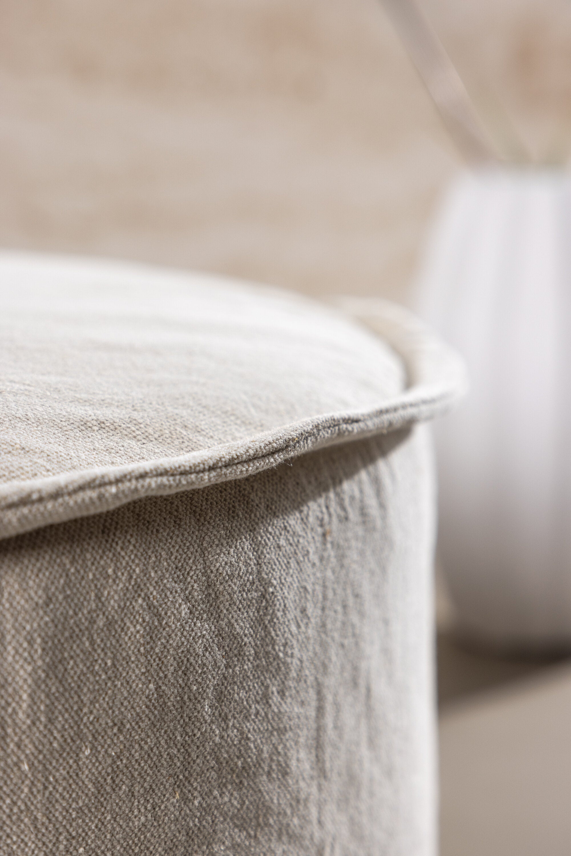 Vindö Ottoman ⌀101 in Beige Linen präsentiert im Onlineshop von KAQTU Design AG. Ottoman ist von Vind