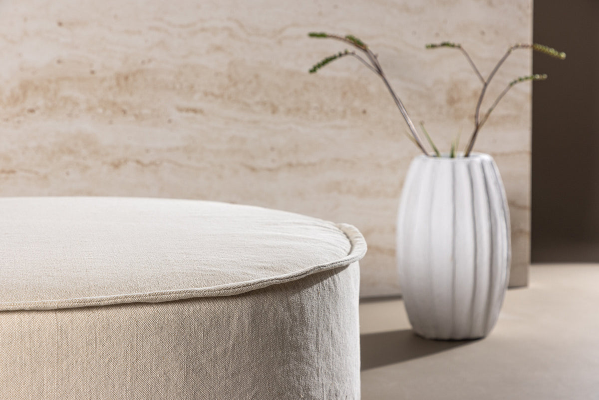 Vindö Ottoman ⌀101 in Beige Linen präsentiert im Onlineshop von KAQTU Design AG. Ottoman ist von Vind