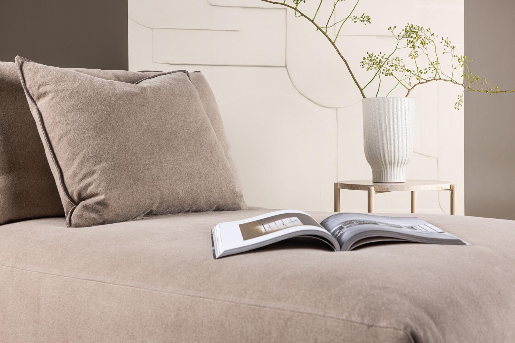 Entdecken Sie das Malö Daybed von Vind – ein elegantes Möbelstück, das Komfort und Design vereint. Ideal als Sessel oder Tagesbett.