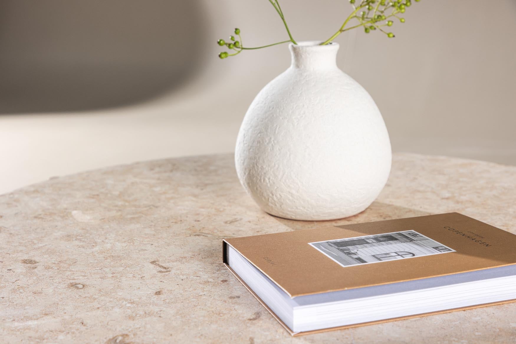 Eleganter Sandhamn Sofatisch von Vind aus pulverbeschichtetem Eisen. Ideal für drinnen und draußen, vereint Stil und Funktionalität.