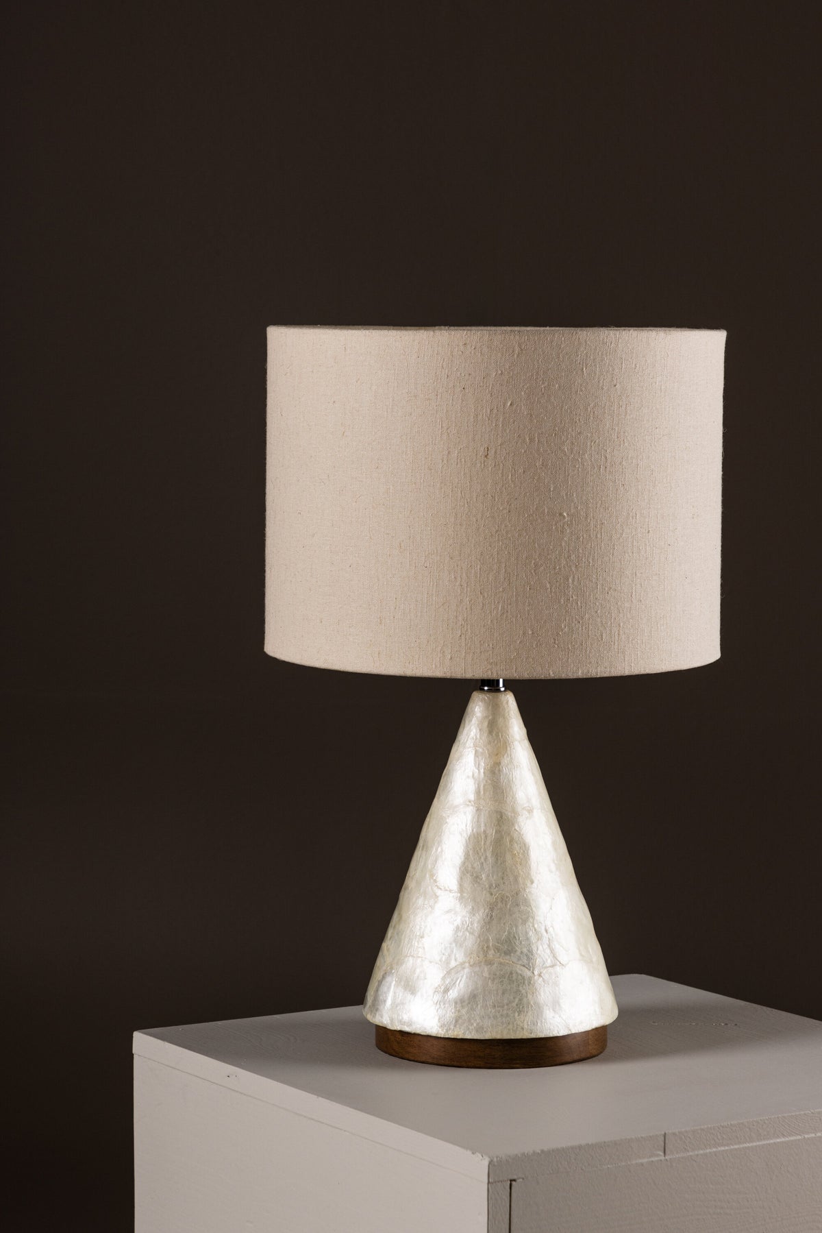 Donsö Tischleuchte ⌀35 in Capiz / Natural präsentiert im Onlineshop von KAQTU Design AG. Tischleuchte ist von Vind