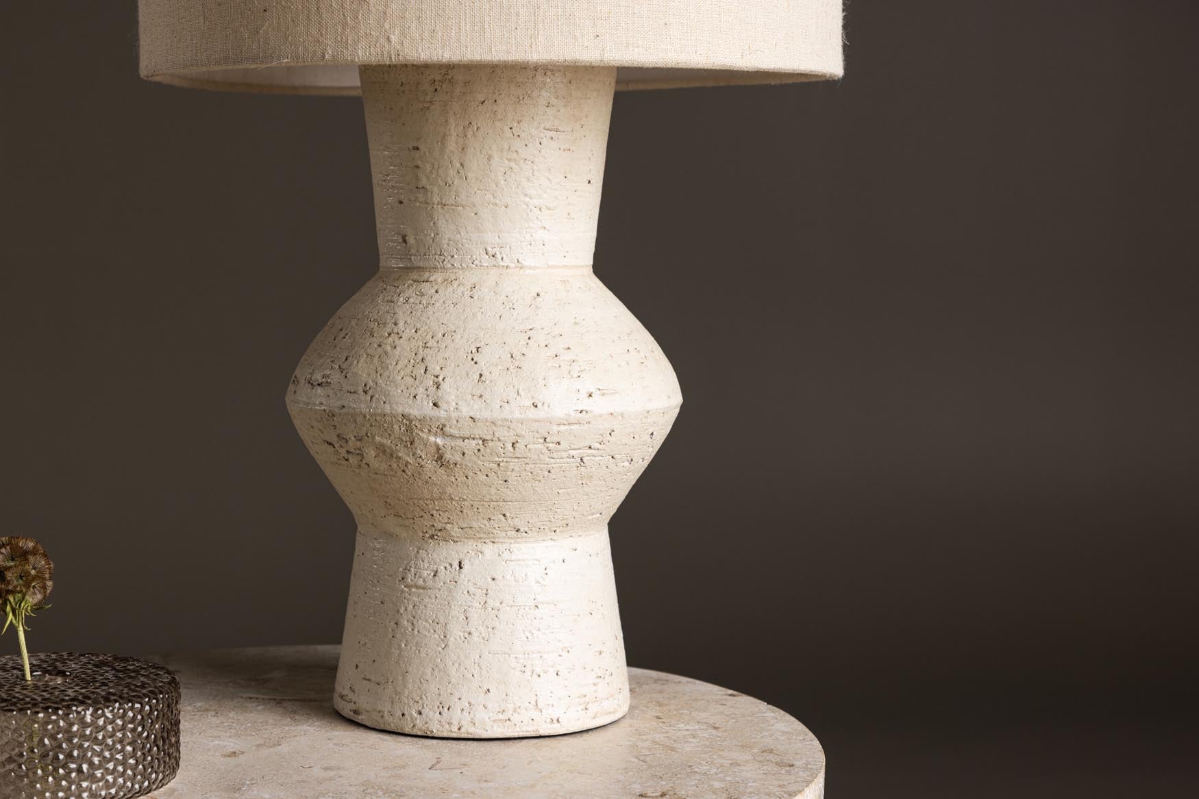 Entdecken Sie die Valön Tischleuchte ⌀30 von Vind – ein stilvolles Lichtobjekt aus Jute und Terrakotta, das jedem Raum Wärme und Charme verleiht.