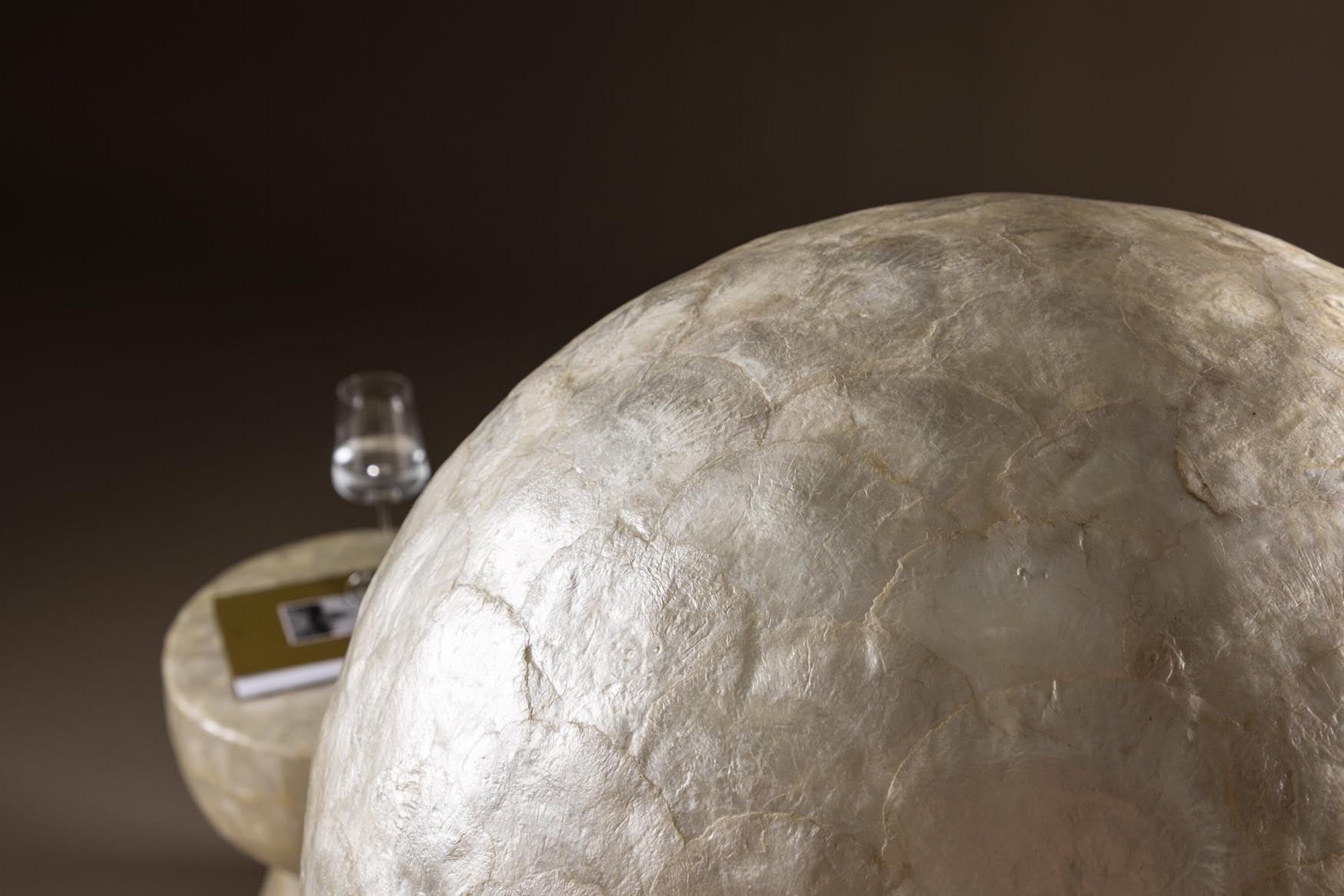 Lindön Stehleuchte ⌀55 von Vind – stilvolle Lichtquelle mit schimmerndem Capiz, ideal für gemütliche Atmosphären in jedem Raum.