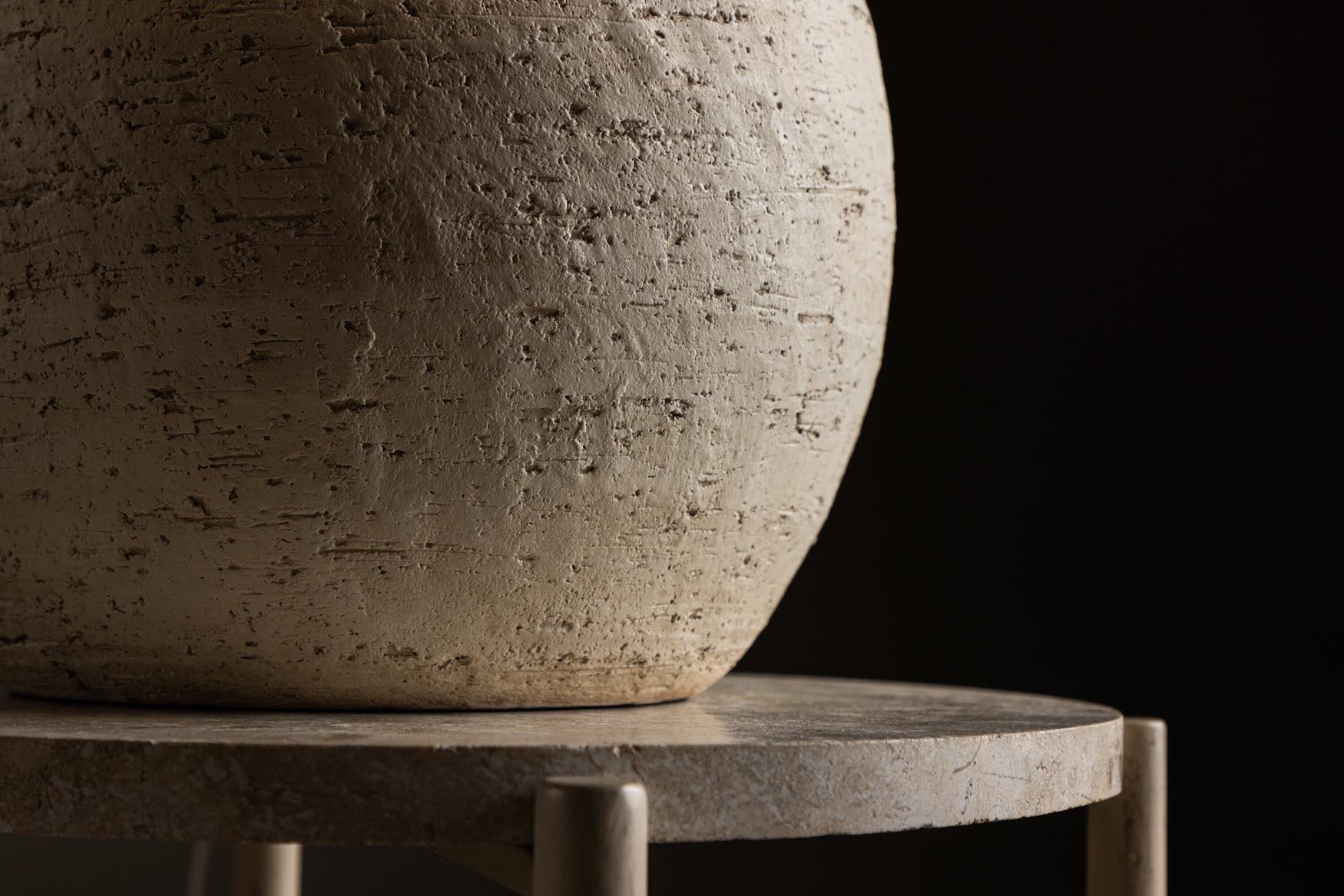 Die Tjörn Tischleuchte ⌀40 von Vind vereint stilvolles Design und natürliche Materialien, ideal für gemütliche Räume.